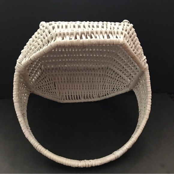 Large white pentagon shape rattan basket - Picture 5 of 6
